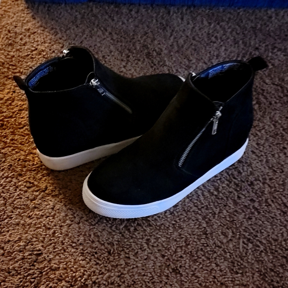 High tops \ Time And Tru Size 7W